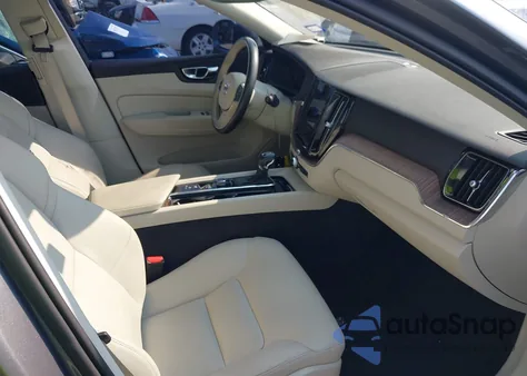 2021 Volvo Xc60 T5 Momentum из США, поврежденный, VIN YV4102RK0M1868811